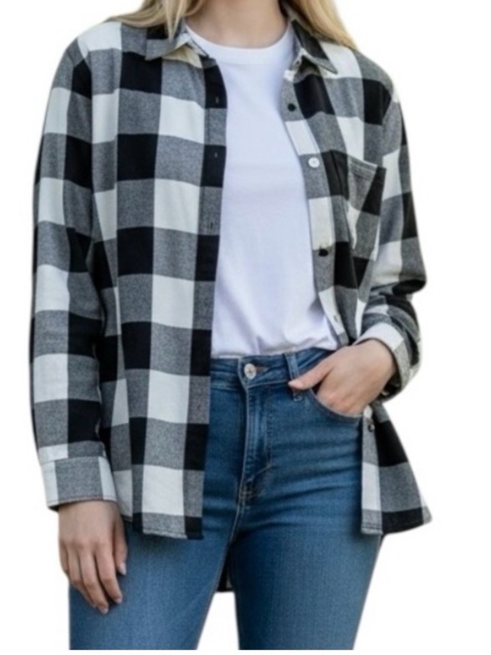 Levi’s black & white checkered Boyfriend fit plaid long sleeved button up